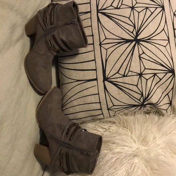 Taupe sz 7.5 booties EUC - Picture 4 of 5